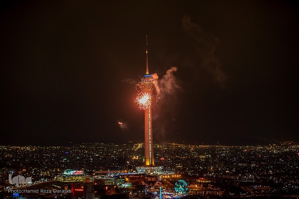نورافشانی جشن پیروزی انقلاب اسلامی در برج میلاد