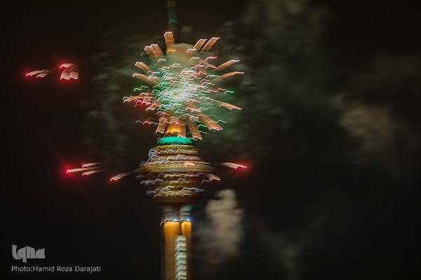 نورافشانی جشن پیروزی انقلاب اسلامی در برج میلاد