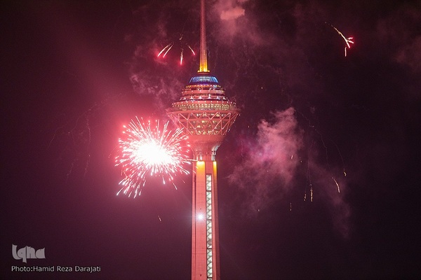 نورافشانی جشن پیروزی انقلاب اسلامی در برج میلاد