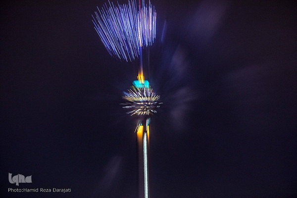 نورافشانی جشن پیروزی انقلاب اسلامی در برج میلاد