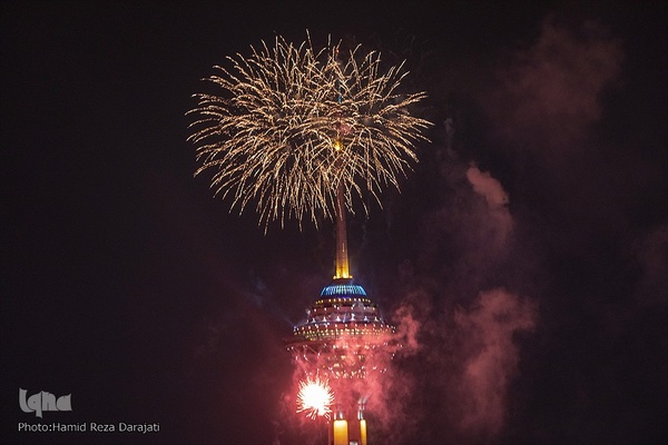نورافشانی جشن پیروزی انقلاب اسلامی در برج میلاد