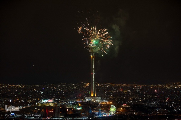 نورافشانی جشن پیروزی انقلاب اسلامی در برج میلاد
