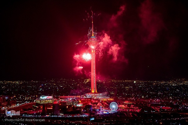 نورافشانی جشن پیروزی انقلاب اسلامی در برج میلاد