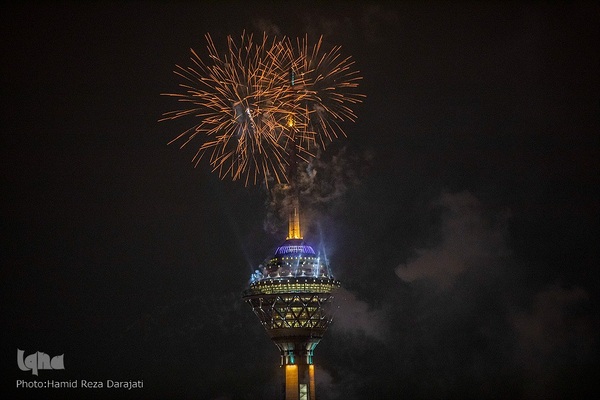 نورافشانی جشن پیروزی انقلاب اسلامی در برج میلاد