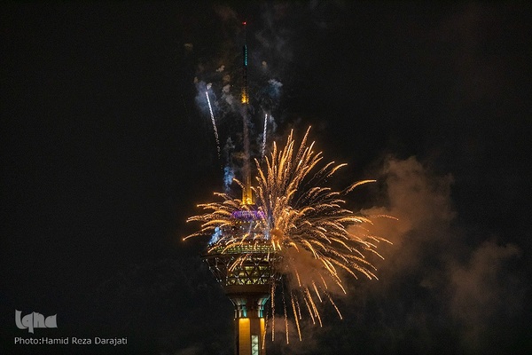 نورافشانی جشن پیروزی انقلاب اسلامی در برج میلاد