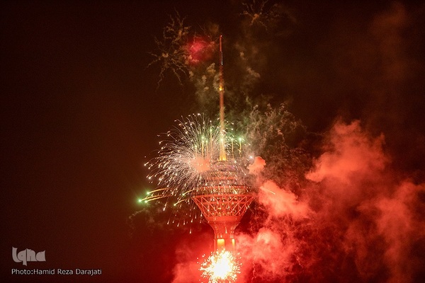 نورافشانی جشن پیروزی انقلاب اسلامی در برج میلاد