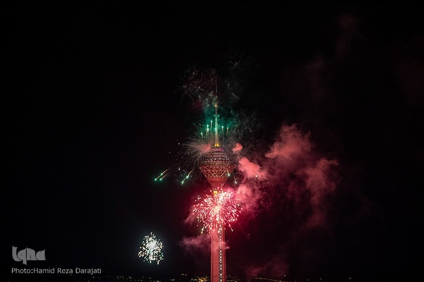 نورافشانی جشن پیروزی انقلاب اسلامی در برج میلاد