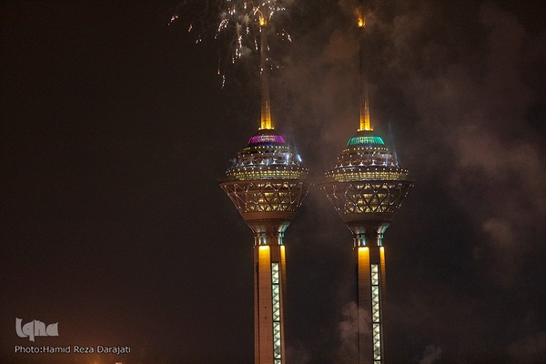 نورافشانی جشن پیروزی انقلاب اسلامی در برج میلاد