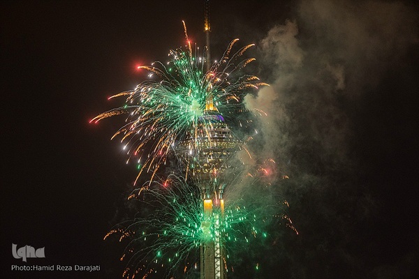 نورافشانی جشن پیروزی انقلاب اسلامی در برج میلاد