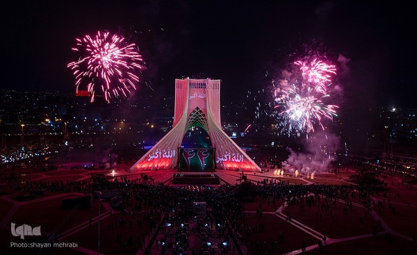 نورافشانی جشن پیروزی انقلاب اسلامی در میدان آزادی