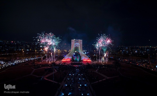 نورافشانی جشن پیروزی انقلاب اسلامی در میدان آزادی