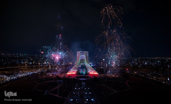 نورافشانی جشن پیروزی انقلاب اسلامی در میدان آزادی