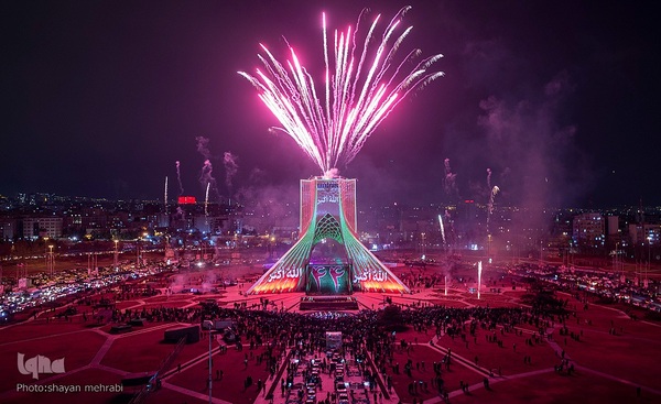 نورافشانی جشن پیروزی انقلاب اسلامی در میدان آزادی