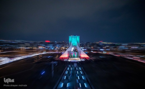 نورافشانی جشن پیروزی انقلاب اسلامی در میدان آزادی