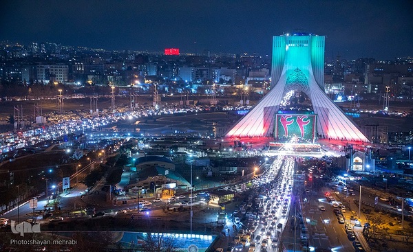 نورافشانی جشن پیروزی انقلاب اسلامی در میدان آزادی