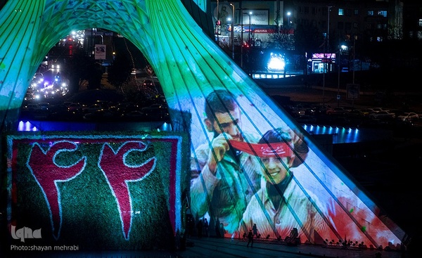 نورافشانی جشن پیروزی انقلاب اسلامی در میدان آزادی