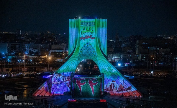 نورافشانی جشن پیروزی انقلاب اسلامی در میدان آزادی