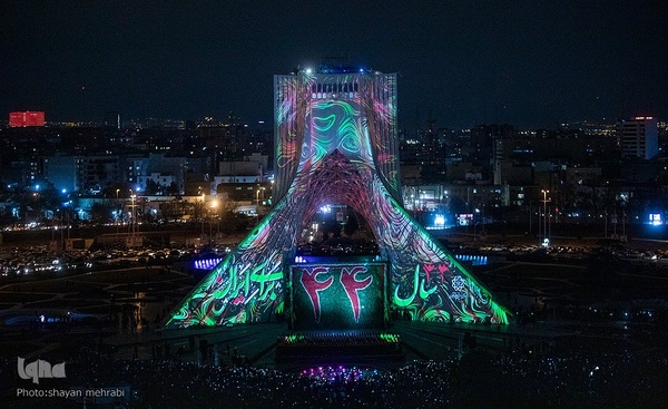 نورافشانی جشن پیروزی انقلاب اسلامی در میدان آزادی