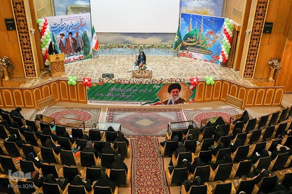 کرسی تلاوت بانوان در آستان مقدس حضرت عبدالعظیم (ع)‎