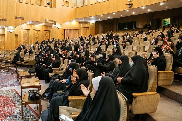 کرسی تلاوت بانوان در آستان مقدس حضرت عبدالعظیم (ع)‎