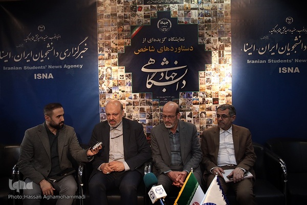 بازدید علیرضا منادی سفیدان، رئیس کمیسیون آموزش و تحقیقات مجلس از نمایشگاه «جهاددانشگاهی؛ الگوی ایرانی ـ اسلامی پیشرفت دانش‌بنیان» 