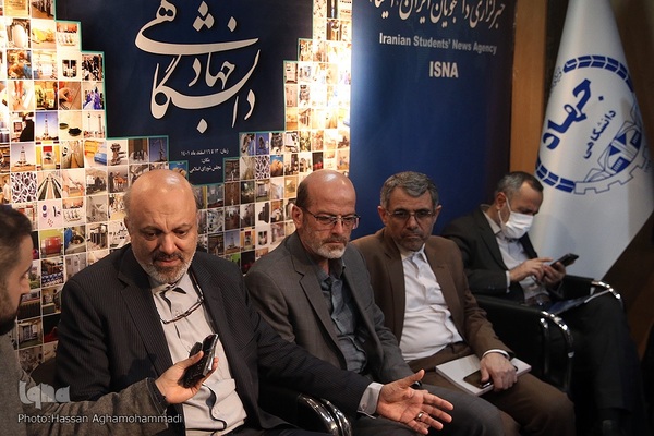 بازدید علیرضا منادی سفیدان، رئیس کمیسیون آموزش و تحقیقات مجلس از نمایشگاه «جهاددانشگاهی؛ الگوی ایرانی ـ اسلامی پیشرفت دانش‌بنیان» 