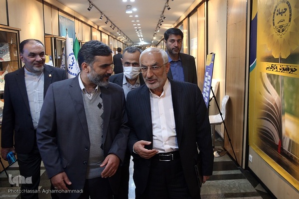 بازدید محمدمهدی زاهدی، عضو کمیسیون آموزش و تحقیقات مجلس از نمایشگاه «جهاددانشگاهی؛ الگوی ایرانی ـ اسلامی پیشرفت دانش‌بنیان» 