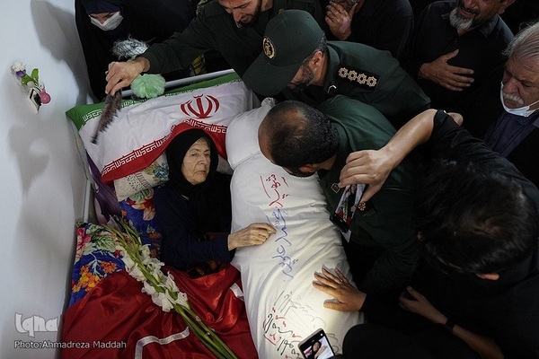 مراسم وداع مرحومه عصمت صاحب نظر، مادر شهید محمد علیپور اصطهباناتی از شهدای تازه تفحص شده دوران دفاع مقدس با پیکر فرزندش