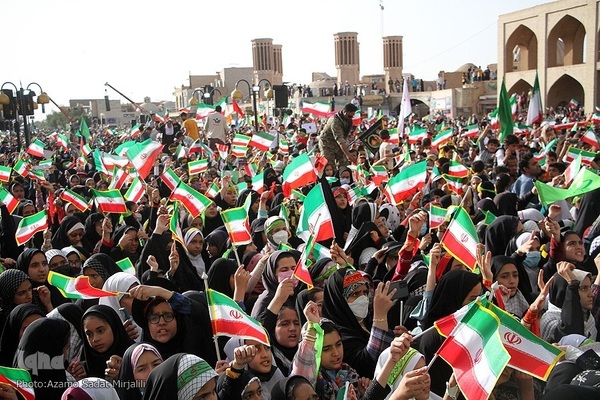 همخوانی سرود «سلام فرمانده» در میدان تاریخی امیرچقماق یزد 