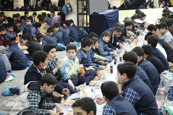 ضیافت افطاری «امام مهربانی‌ها» ویژه ۲۰۰۰ دانش آموز همدانی