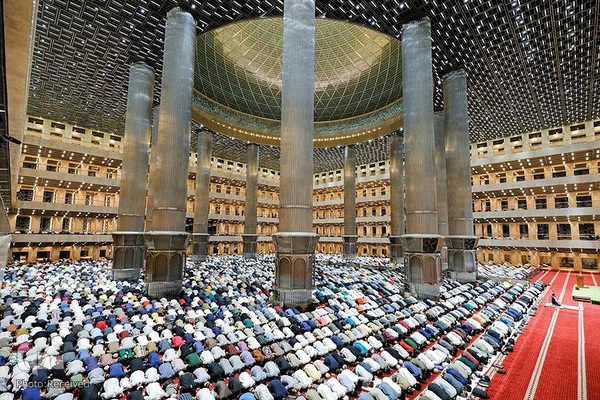 اقامه نماز جماعت مسلمانان جهان در رمضان