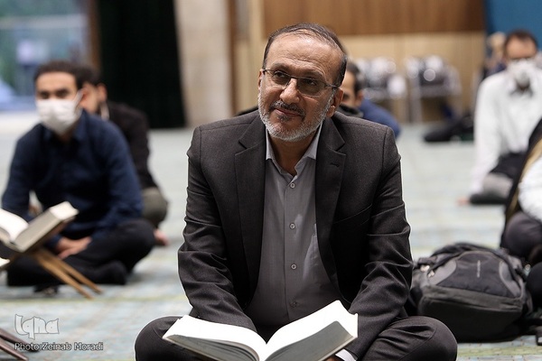 کرسی تلاوت و تدبر در قرآن کریم در مسجد دانشگاه تهران