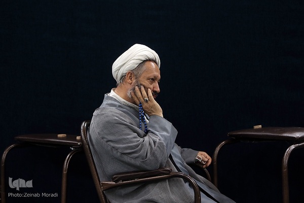 کرسی تلاوت و تدبر در قرآن کریم در مسجد دانشگاه تهران