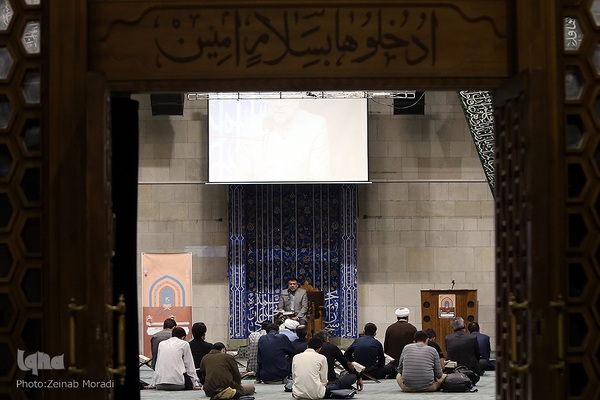 کرسی تلاوت و تدبر در قرآن کریم در مسجد دانشگاه تهران