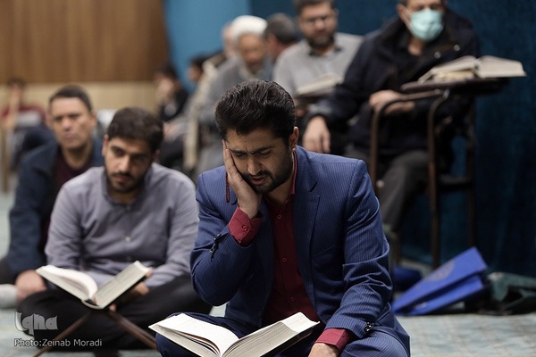 کرسی تلاوت و تدبر در قرآن کریم در مسجد دانشگاه تهران