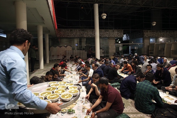 کرسی تلاوت و تدبر در قرآن کریم در مسجد دانشگاه تهران