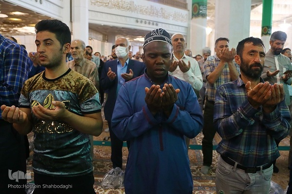 نماز عید سعید فطر در حرم حضرت معصومه(س) در قم