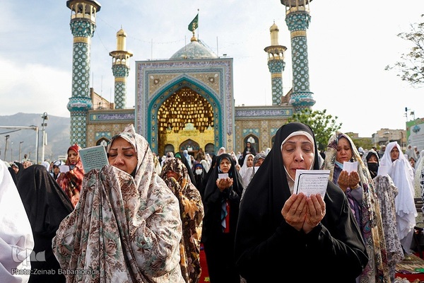 نماز عید سعید فطر در امام‌زاده پنج‌تن لویزان تهران 