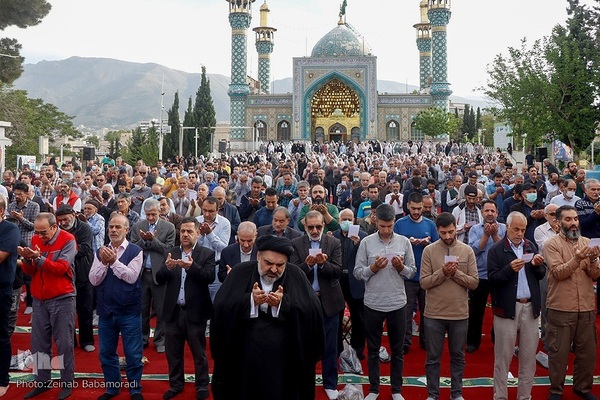 نماز عید سعید فطر در امام‌زاده پنج‌تن لویزان تهران 