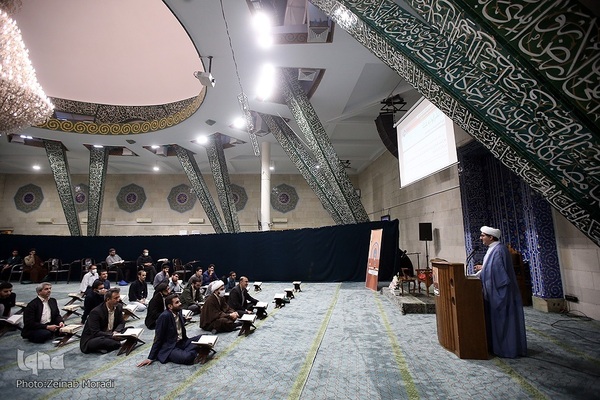 کرسی تلاوت قرآن در مسجد دانشگاه تهران