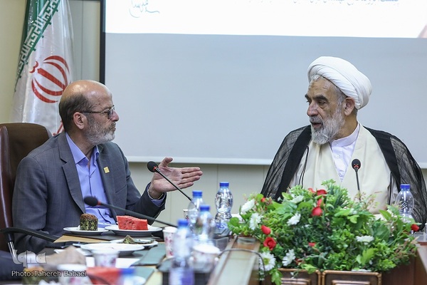 نشست آیت‌الله محسن قمی، معاون امور بین‌الملل دفتر مقام معظم رهبری و حسن مسلمی نائینی، رئیس جهاددانشگاهی 