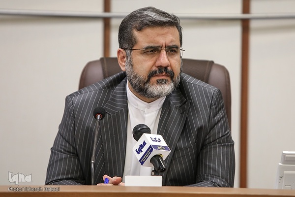 محمدمهدی اسماعیلی، وزیر ارشاد در تجلیل از اعضای شورا و مدیران ارشد نمایشگاه قرآن