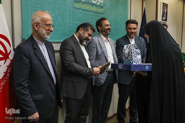 تجلیل از اعضای شورا و مدیران ارشد نمایشگاه قرآن