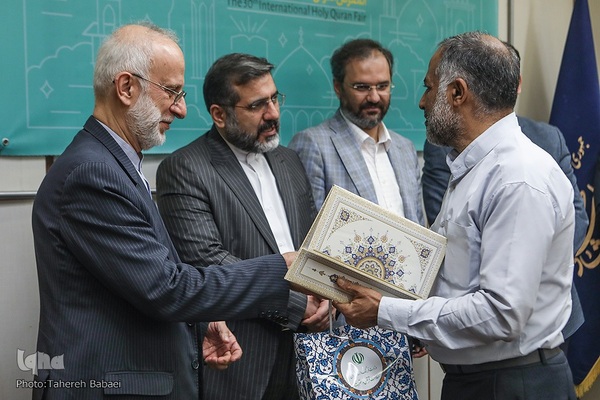 تجلیل از اعضای شورا و مدیران ارشد نمایشگاه قرآن