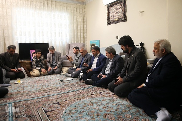 دیدار قرآنیان پیرو مکتب شهید سلیمانی و جمعی از مدیران جهاددانشگاهی با خانواده شهید تقوی