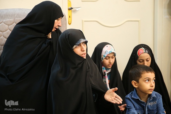 دیدار قرآنیان پیرو مکتب شهید سلیمانی و جمعی از مدیران جهاددانشگاهی با خانواده شهید تقوی