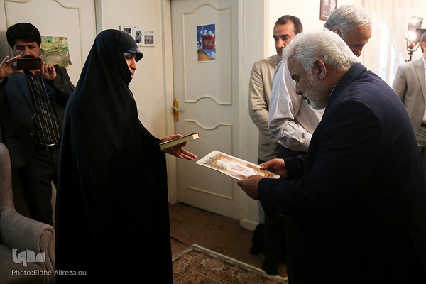 دیدار قرآنیان پیرو مکتب شهید سلیمانی و جمعی از مدیران جهاددانشگاهی با خانواده شهید تقوی