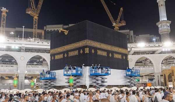 پوشش کعبه مقدس به منظور آمادگی برای موسم حج