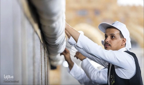 پوشش کعبه مقدس به منظور آمادگی برای موسم حج