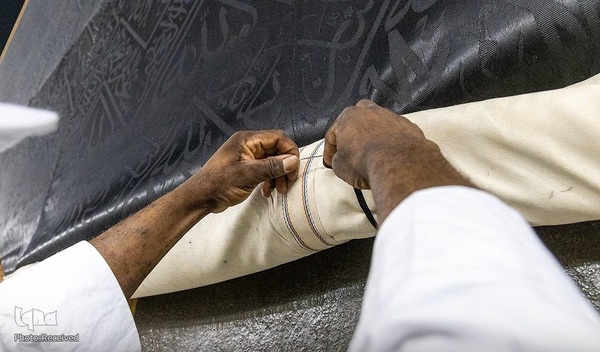 پوشش کعبه مقدس به منظور آمادگی برای موسم حج